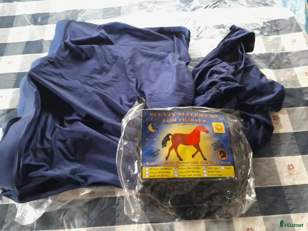 Täcken hästutrustning till salu: Arabhäst hoodie Medium / Cob mkt fint skick - Annons 2
