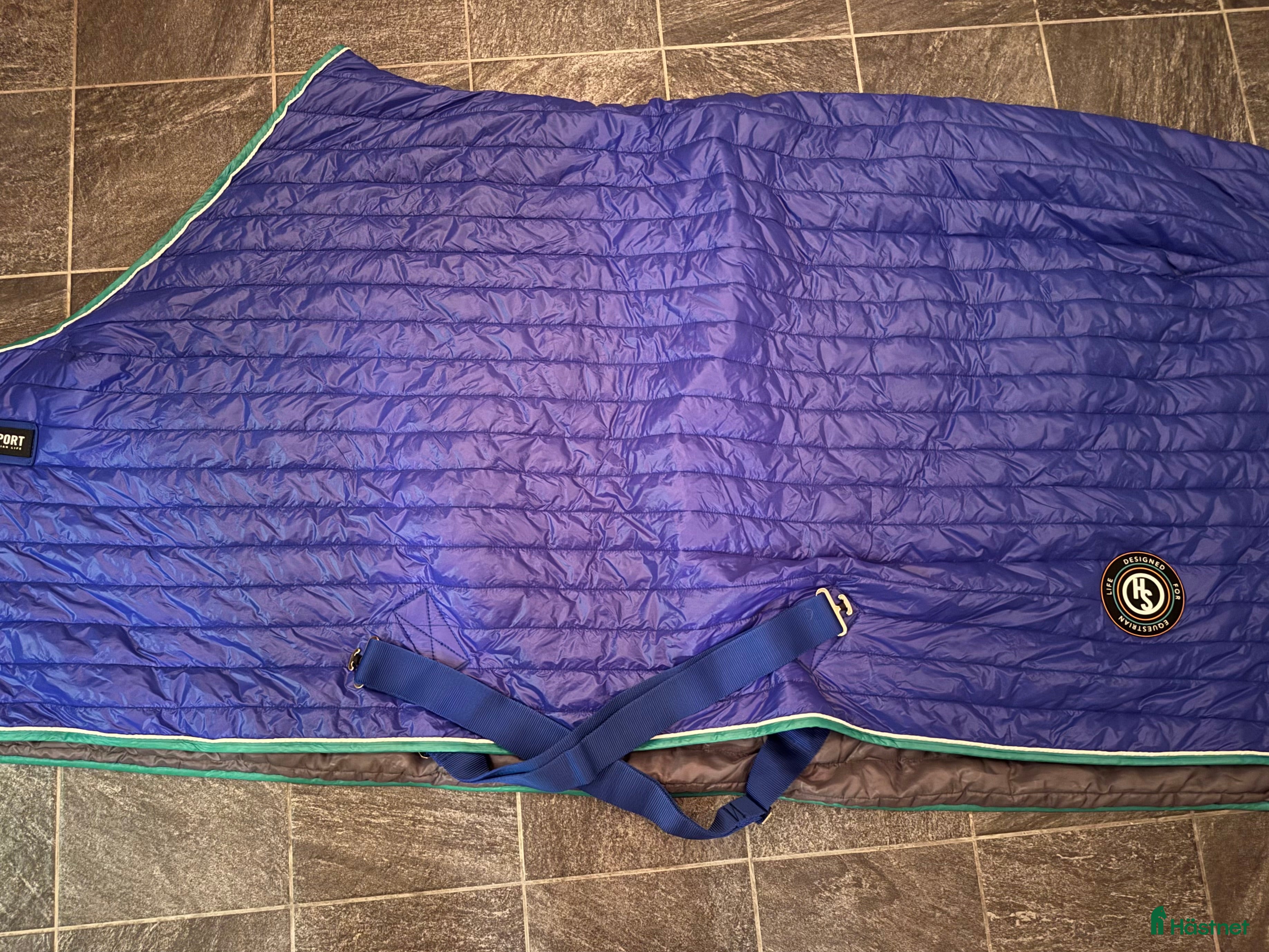 Täcken hästutrustning till salu: Stalltäcke Hansbo Soort 160g, stlk 135 i Älvsjö - Annons 1