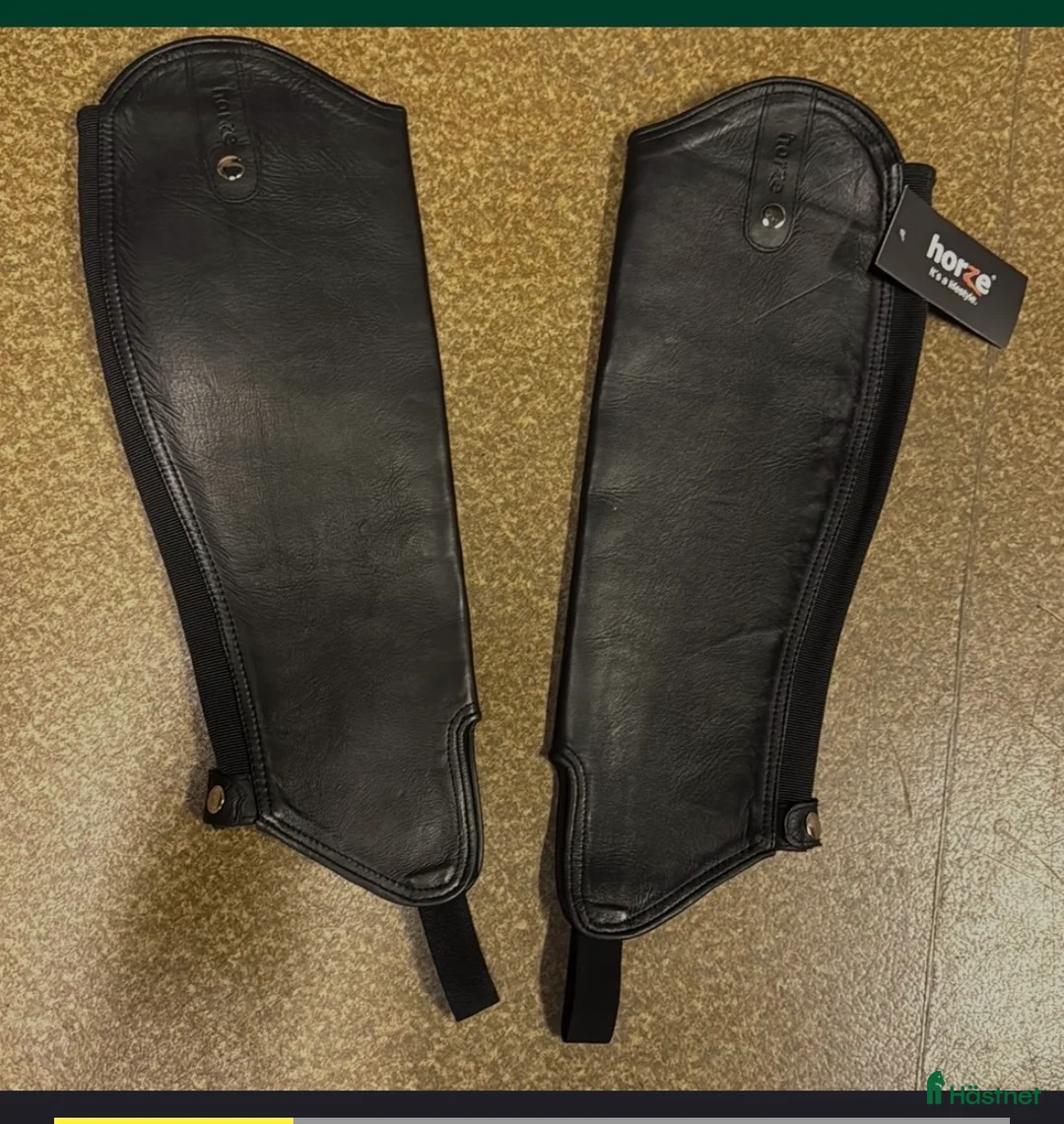 Övrig Ryttarutrustning ryttarutrustning till salu: Svarta shortchaps i läder från Horze i Torsåker - Annons 1