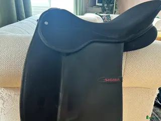 Sadlar hästutrustning till salu: Syntetisk dressyrsadel - Annons 1