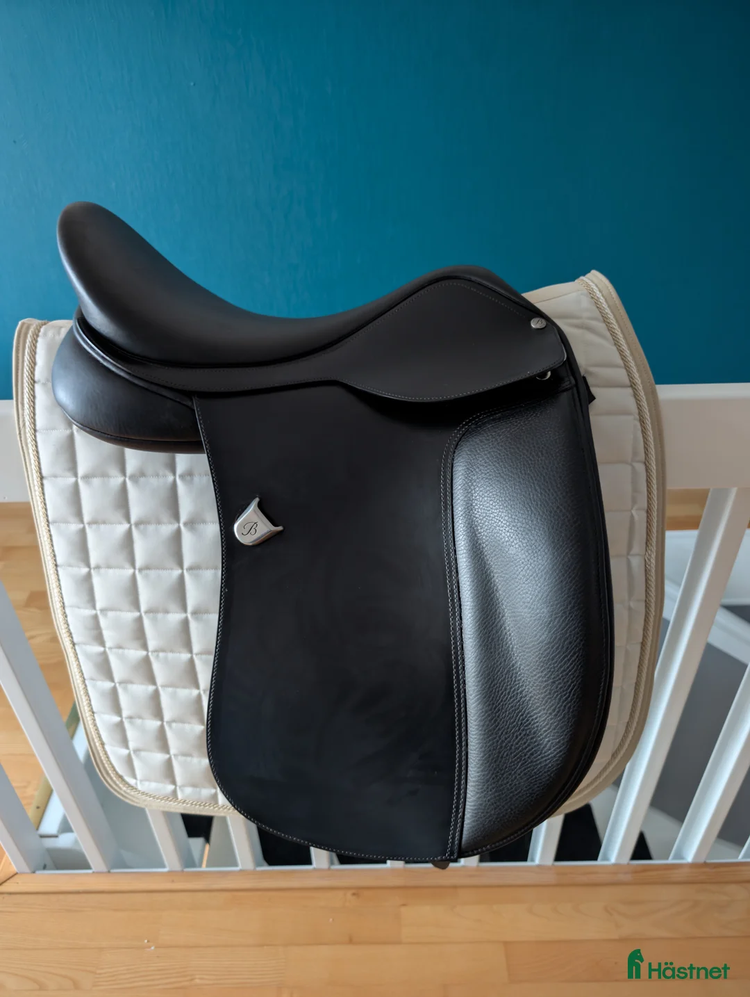 Sadlar hästutrustning till salu: Bates WIDE dressyr 17.5 - Annons 1
