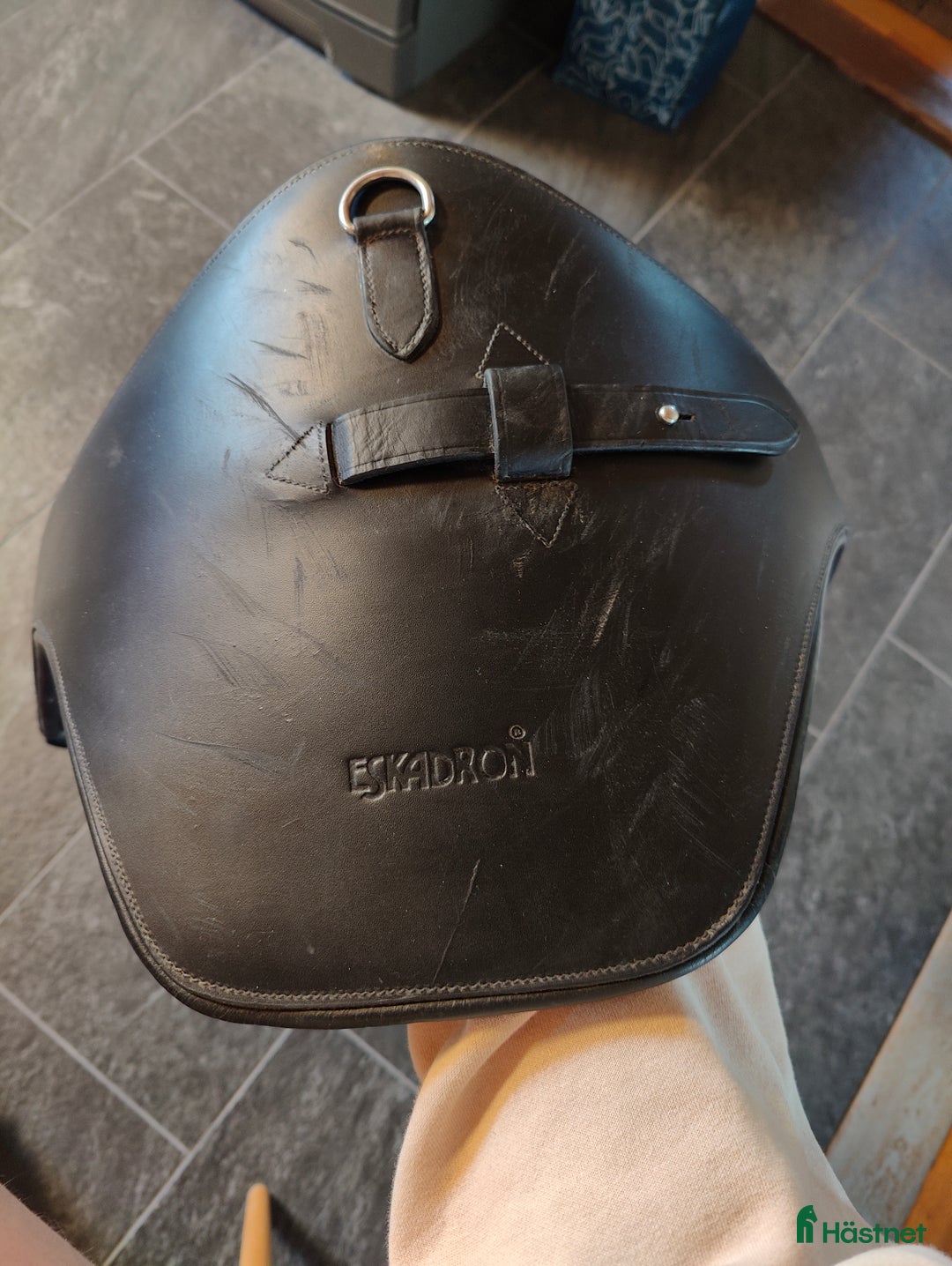 Sadeltillbehör hästutrustning till salu: Svart magplatta från Eskadron 125 cm i Ängelholm - Annons 2