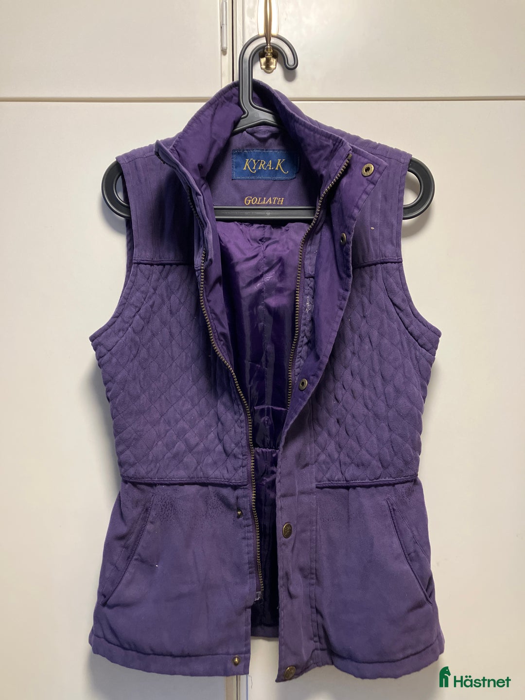 Jackor & Kavajer ryttarutrustning till salu: Lila väst från Kyra K i Järna - Annons 2
