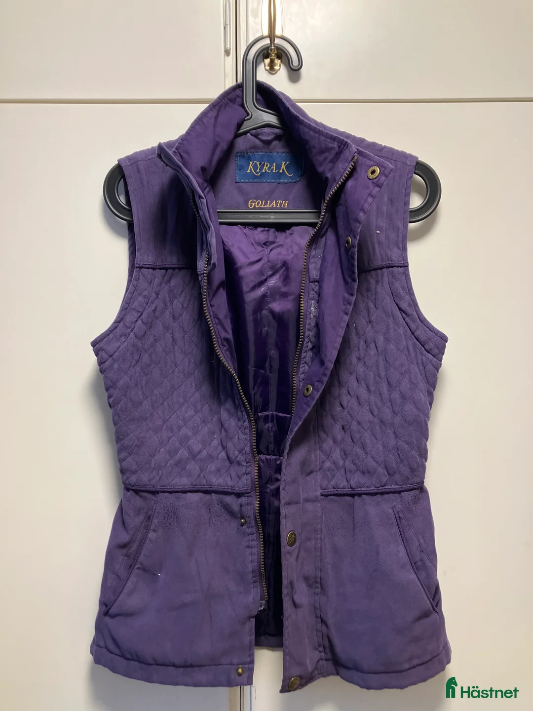Jackor & Kavajer ryttarutrustning till salu: Lila väst från Kyra K i Järna - Annons 2