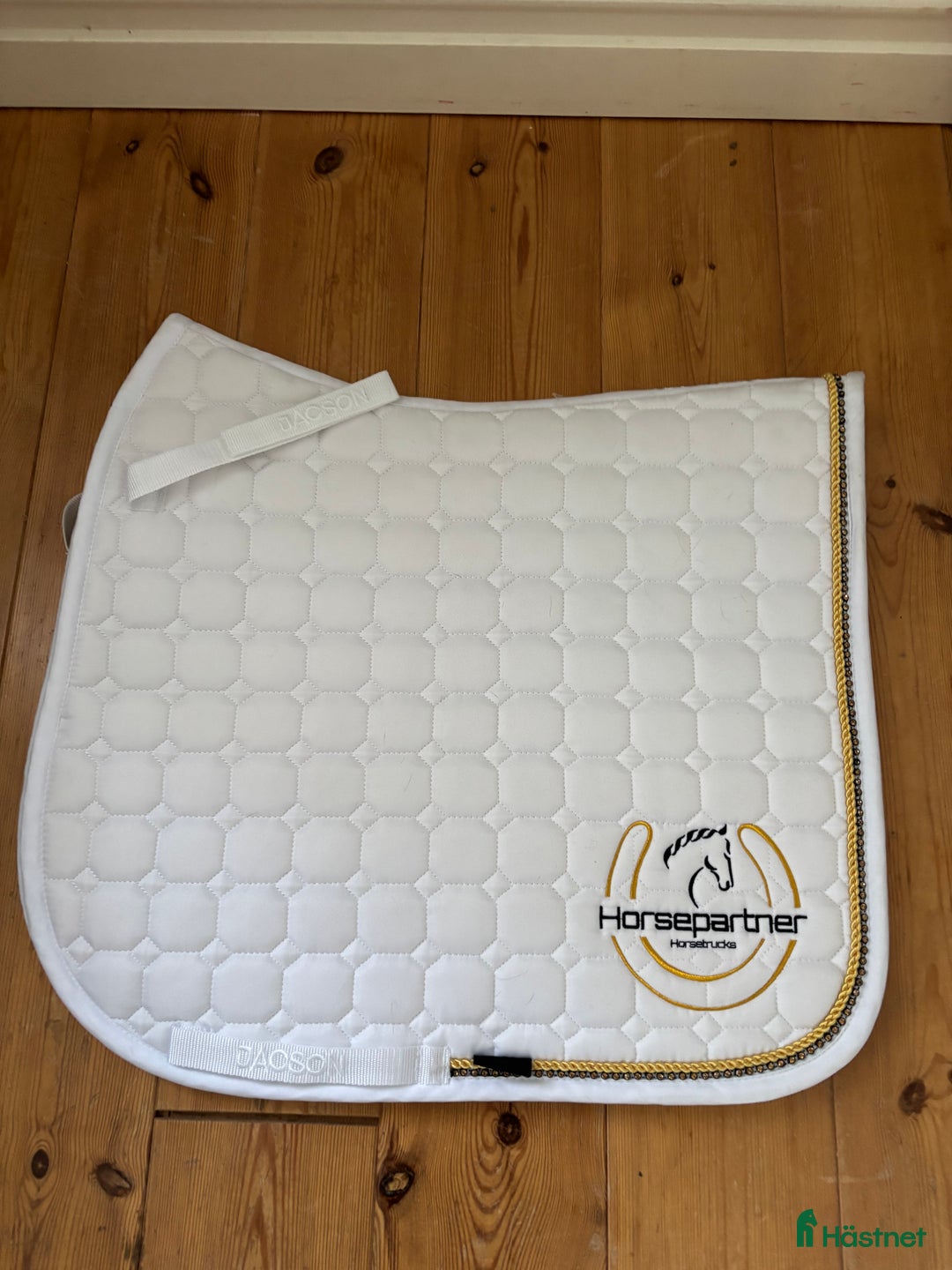 Schabrak & Vojlockar hästutrustning till salu: Fint vitt dressyrschabrak❣️ i Habo - Annons 1