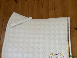 Schabrak & Vojlockar hästutrustning till salu: Fint vitt dressyrschabrak❣️ i Habo - Annons 1