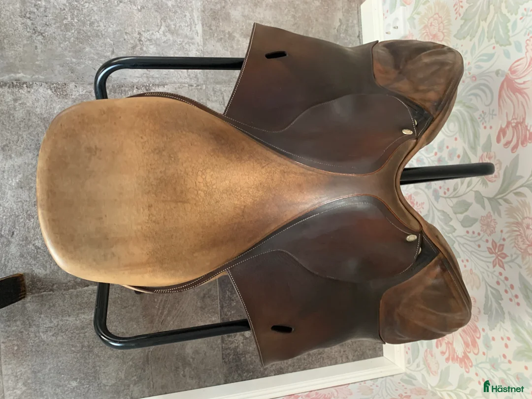 Sadlar hästutrustning till salu: Äldre Butet hoppsadel - Annons 2