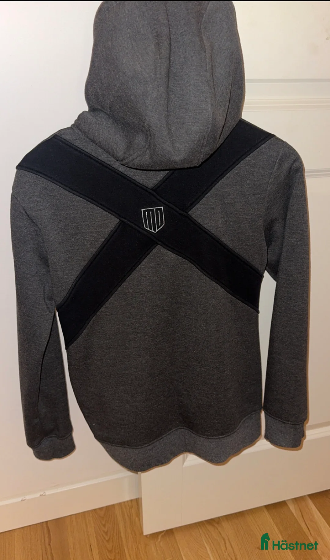 Jackor & Kavajer ryttarutrustning till salu: Grå Maya delorez hoodie  i Täby - Annons 2