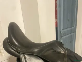 Sadlar hästutrustning Dressyrsadel - Annons 1