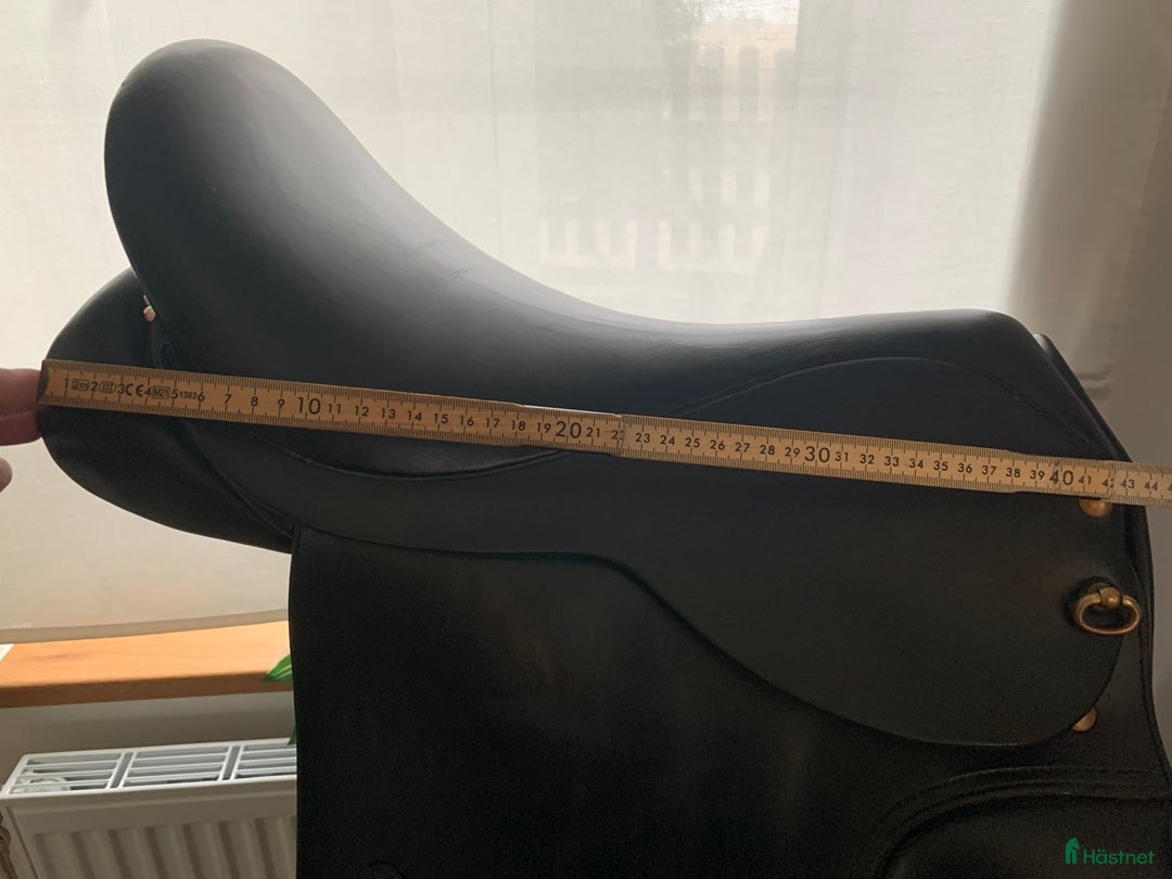 Sadlar hästutrustning till salu: Snygg välskött Karlslund sadel - Annons 10