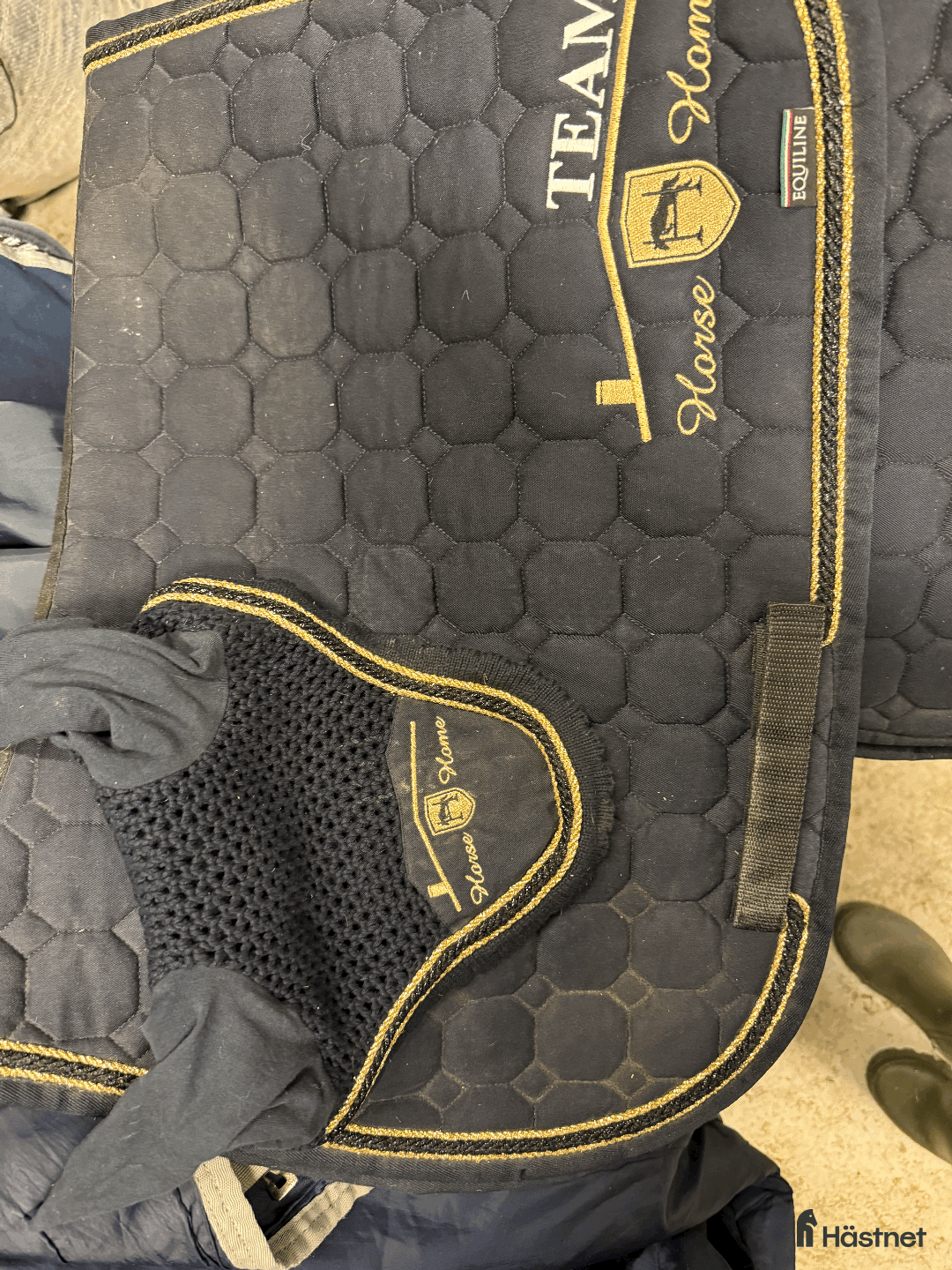 Schabrak & Vojlockar hästutrustning till salu: Fina tävlings schabrak från Equipe och Trolle i Ekerö - Annons 1