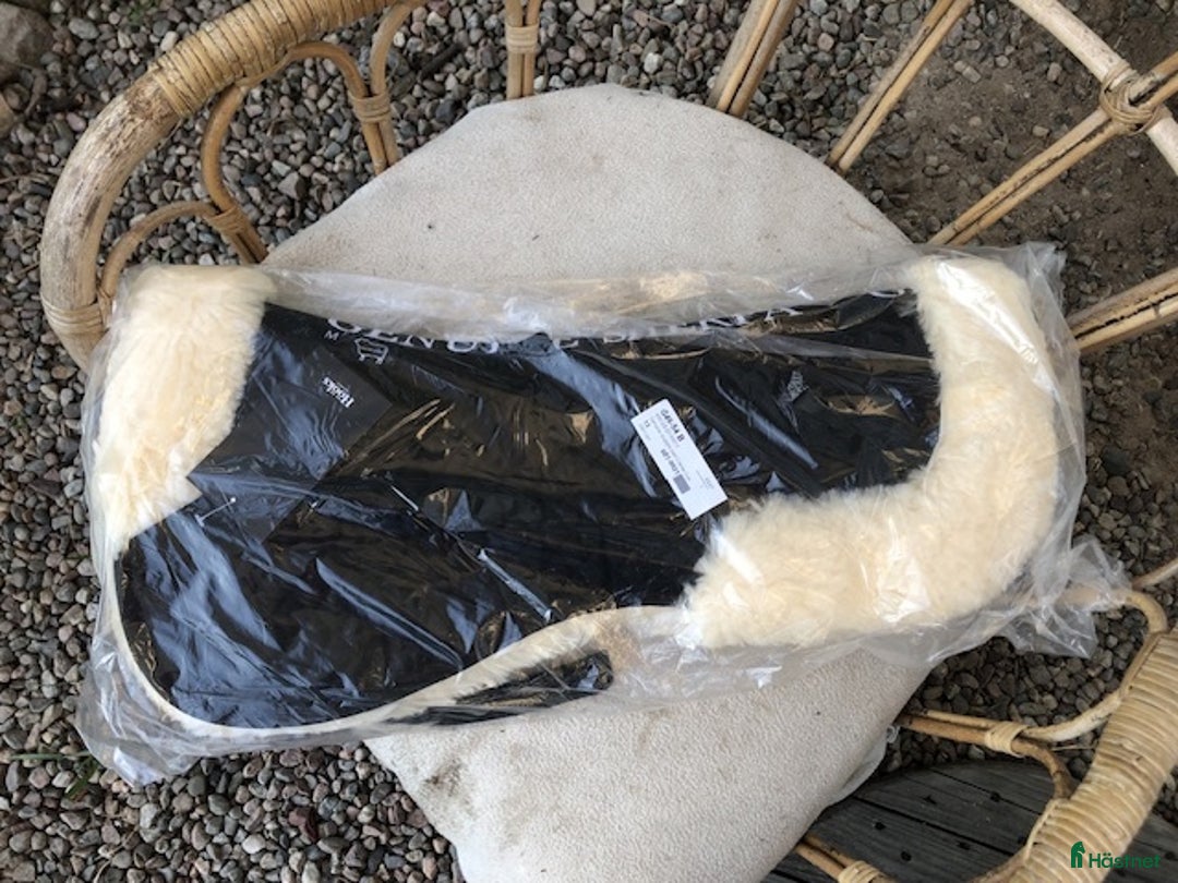 Sadeltillbehör hästutrustning till salu: Genuine Sherpa Fårskinnspad i Sandviken - Bild 1