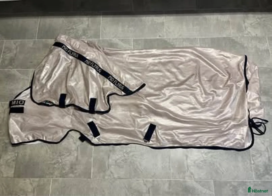 Täcken hästutrustning till salu: Flugtäcken och flughuvor i Eskilstuna - Annons 1