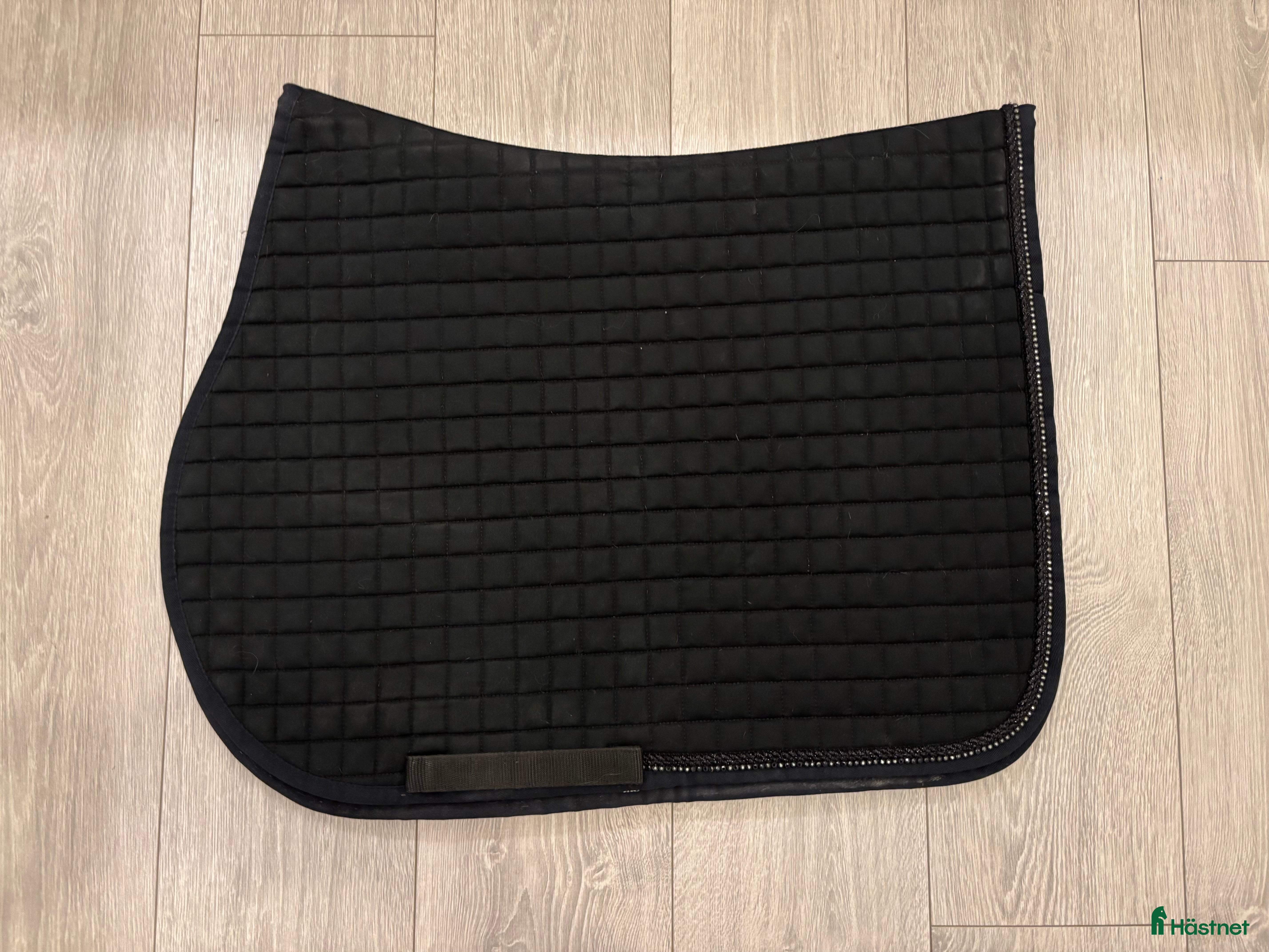 Schabrak & Vojlockar hästutrustning till salu: Svart Equiline hoppschabrak i Bro - Annons 22