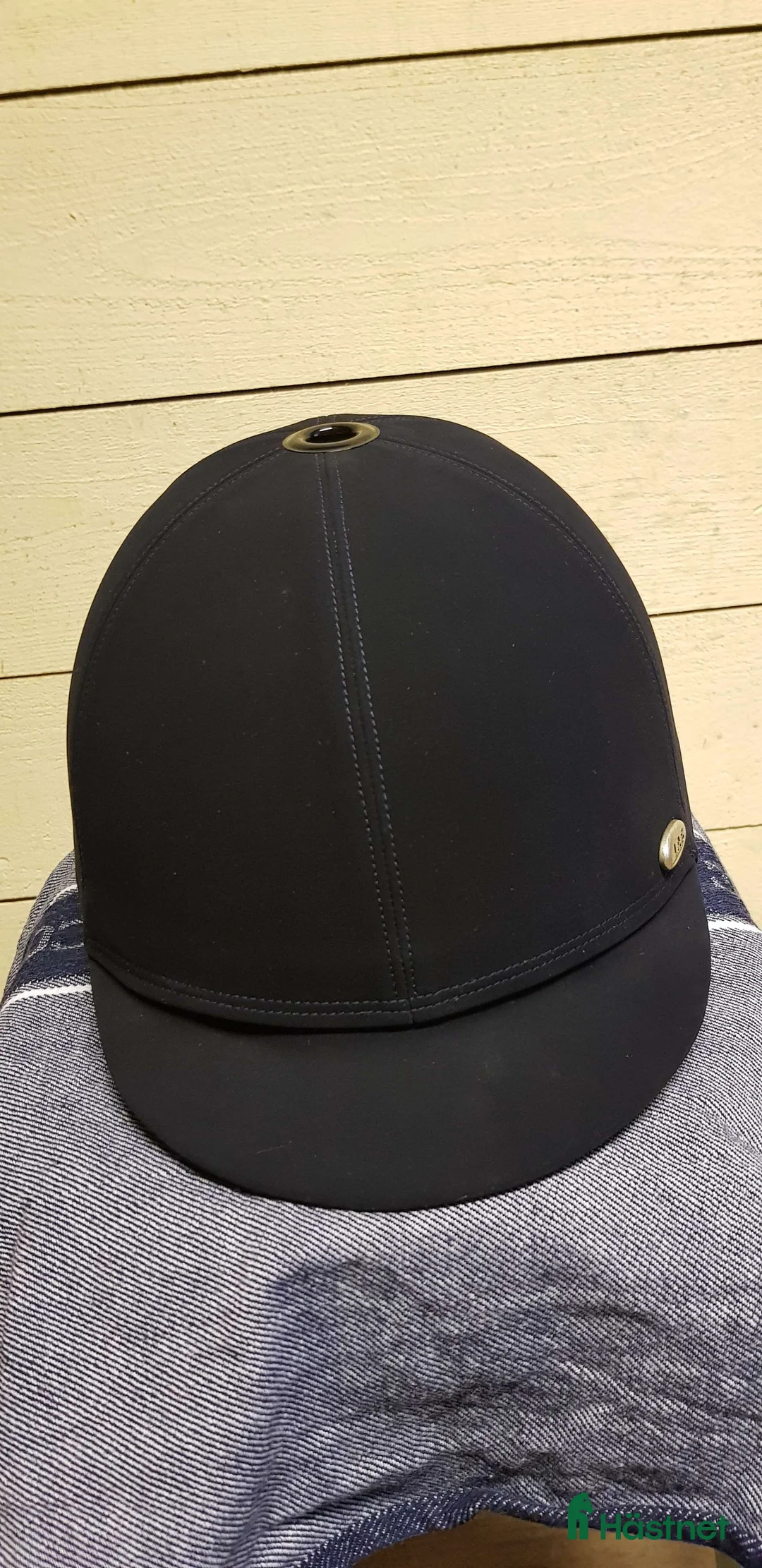 Hjälmar ryttarutrustning till salu: Svart ridhjälm, 59 i Nora - Annons 1