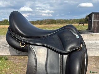 Sadlar hästutrustning till salu: HR Von latex i Tvååker - Annons 1