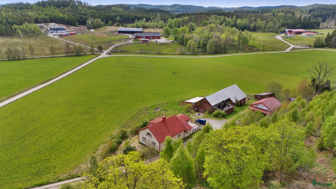  hästgårdar till salu: Vacker gård med renoverat hus och hästmöjligheter! - Annons 1