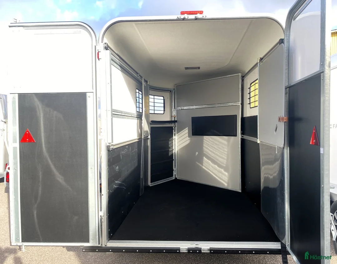Hästtransporter  fordon & transport till salu: Diagonallastad Fautras Oblic+2 för 2 hästar i Kvicksund - Annons 3