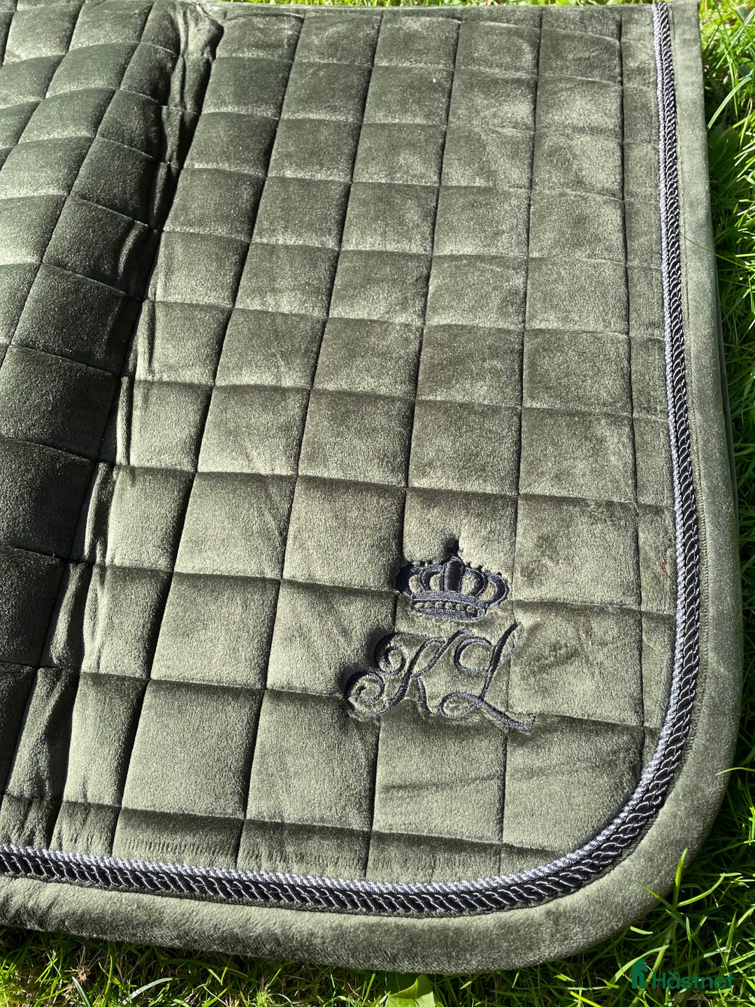 Schabrak & Vojlockar hästutrustning till salu: Fint grönt sammetsschabrak i Ängelholm - Annons 1