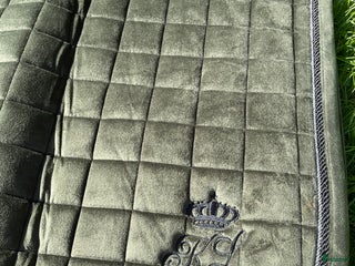 Schabrak & Vojlockar hästutrustning till salu: Fint grönt sammetsschabrak i Ängelholm - Annons 3