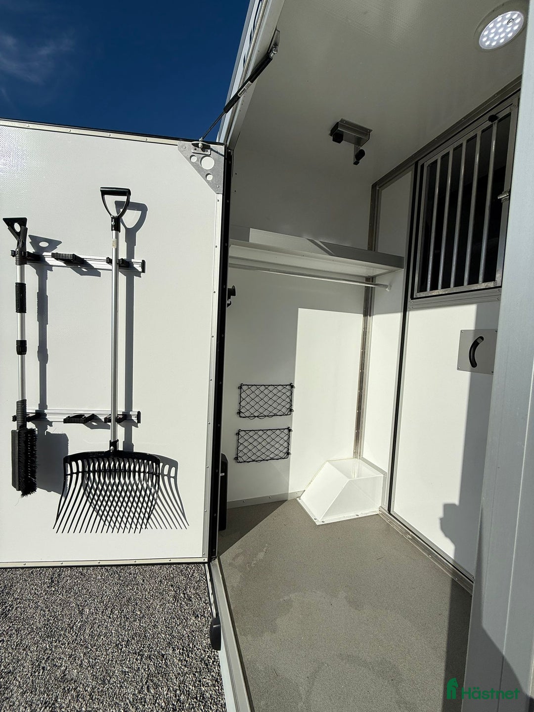 Hästlastbilar  fordon & transport till salu: Xtreme Cargo 1000kg lastvikt XXL sadelkammare i Ängelholm - Annons 5