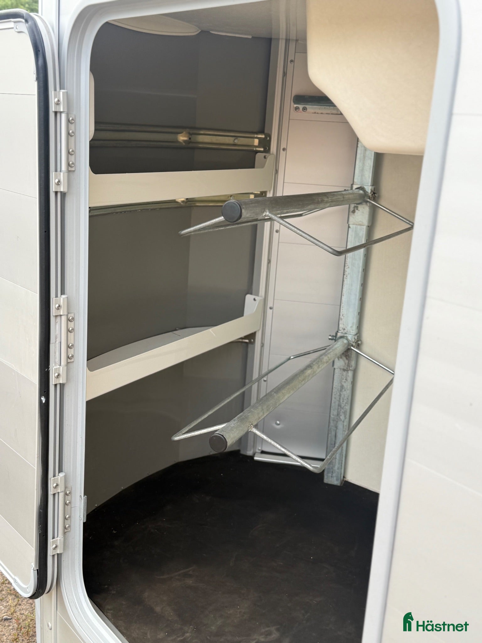Hästtransporter  fordon & transport till salu: 2021, 1 ägare, v-hjul, vikt 1.950kg, BYTE, MOMS! - Annons 2