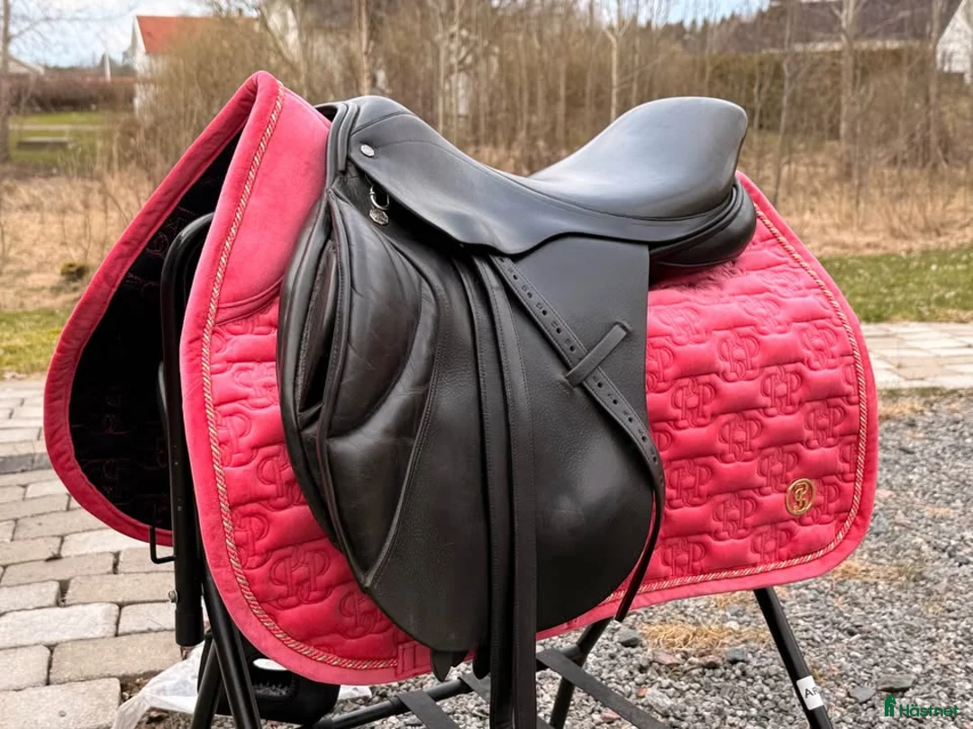 Sadlar hästutrustning till salu: Härlig hoppsadel med mycket stöd - Annons 2