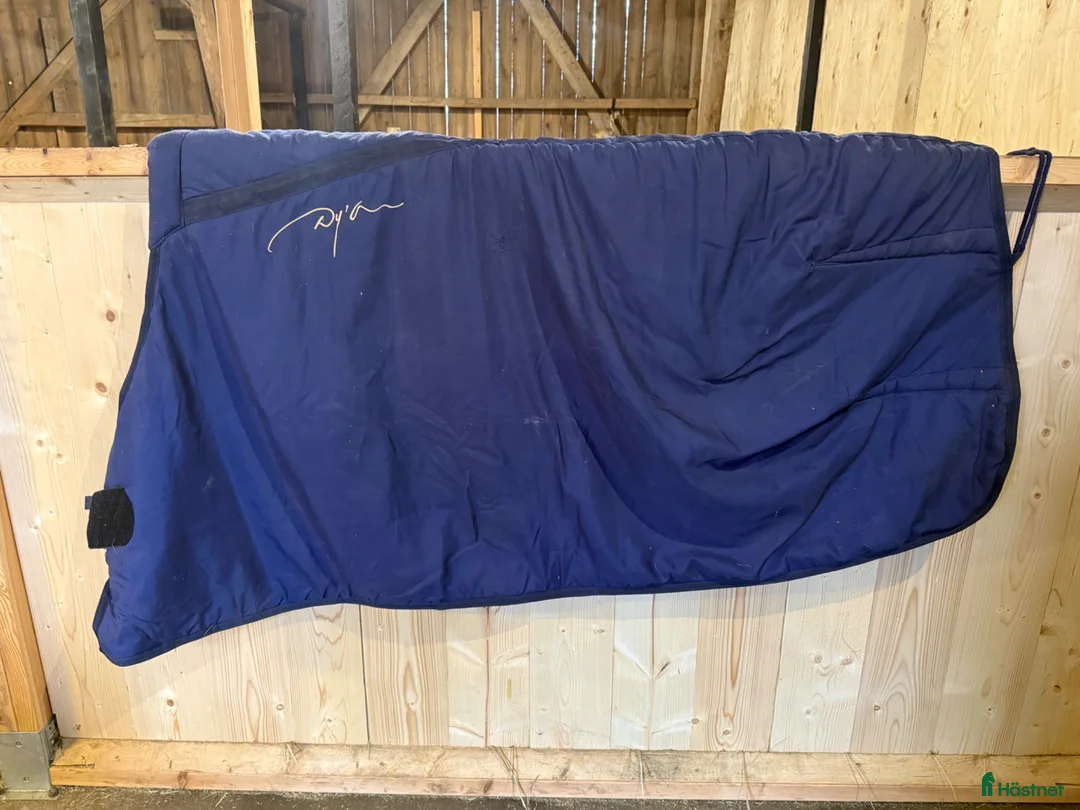 Täcken hästutrustning till salu: Shires och Dyón - Annons 1