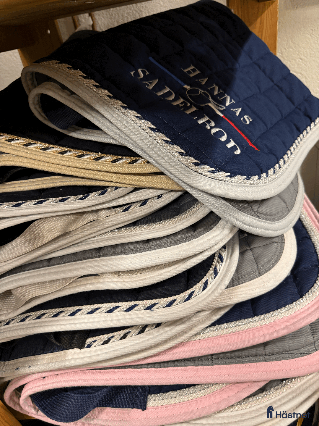 Schabrak & Vojlockar hästutrustning till salu: Fina tävlings schabrak från Equipe och Trolle i Ekerö - Annons 5