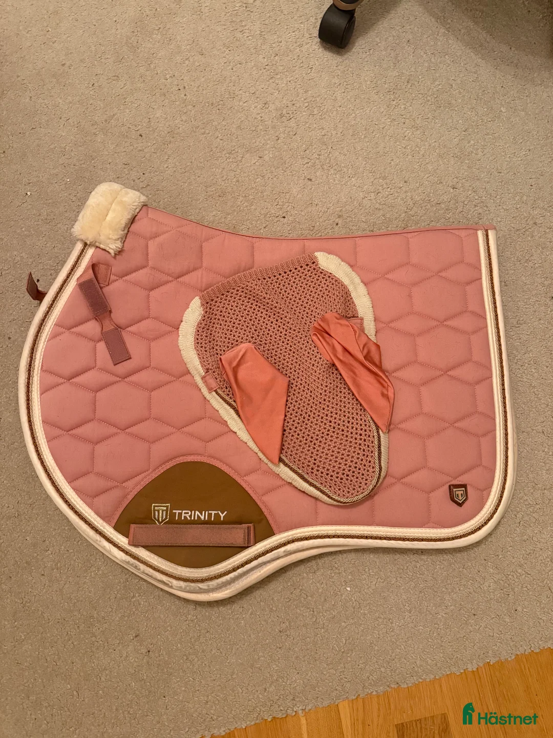 Schabrak & Vojlockar hästutrustning till salu: Rosa Trinity Schabrak i Nacka - Annons 1