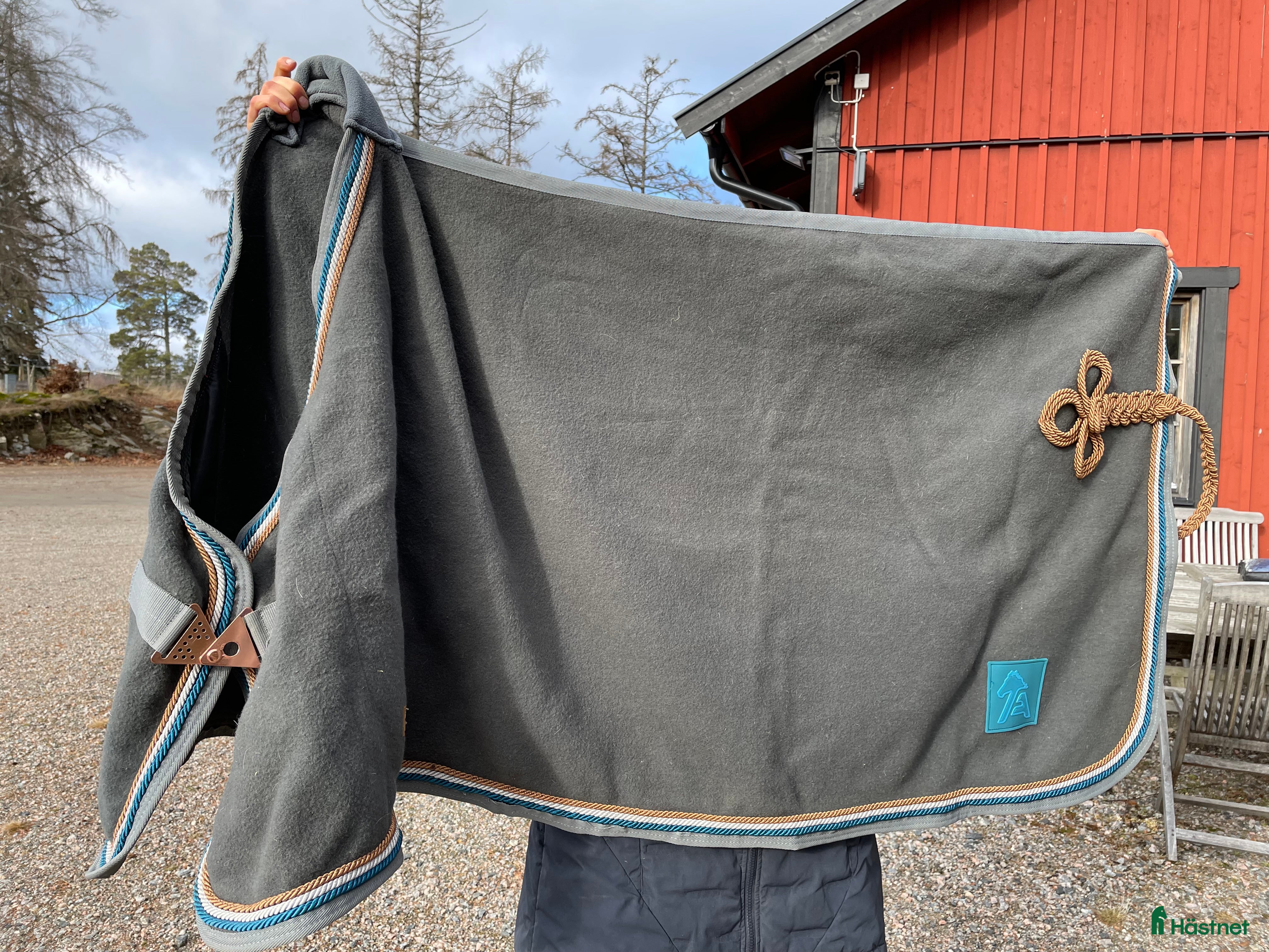 Täcken hästutrustning till salu: Fint ulltäcke 125 i Järna - Annons 3