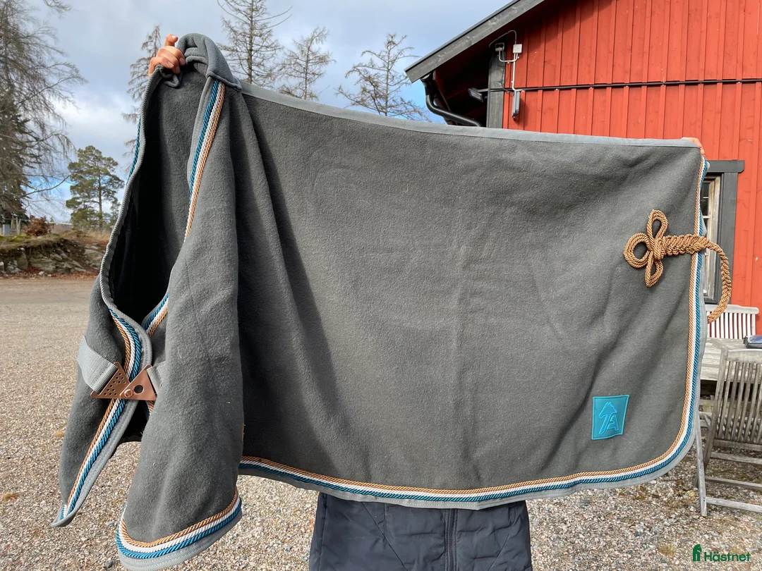 Täcken hästutrustning till salu: Fint ulltäcke 125 i Järna - Annons 1