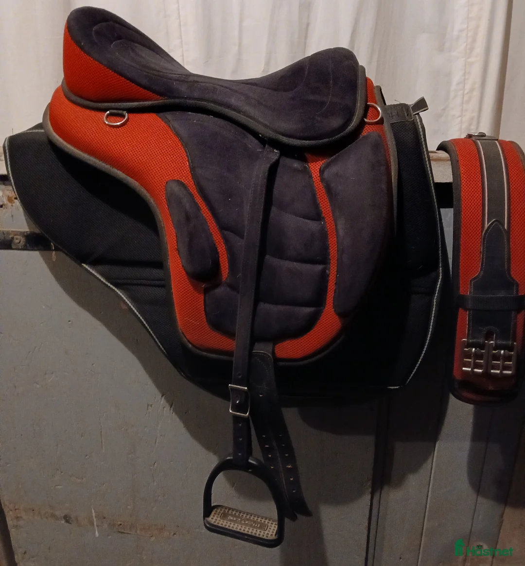 Sadlar hästutrustning till salu: Fin bomlös sadel  i Enköping - Annons 1