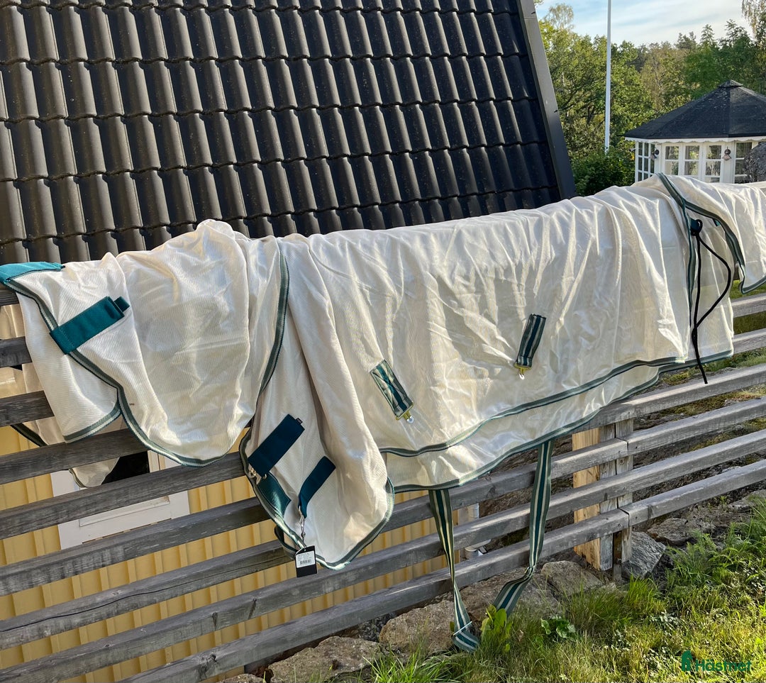 Täcken hästutrustning till salu: CRW flugtäcke med hals, oanvänt i Farsta - Annons 1