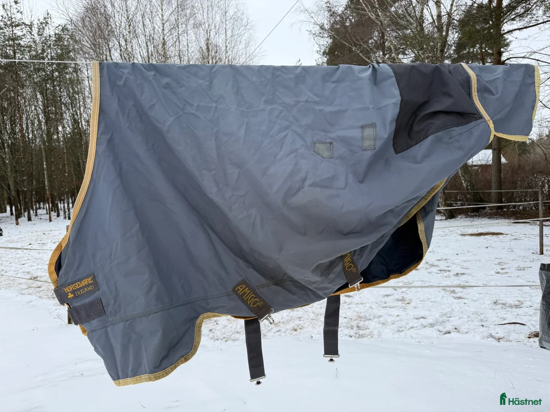 Täcken hästutrustning till salu: Utetäcke regntäcke Horseware i Visby - Annons 1
