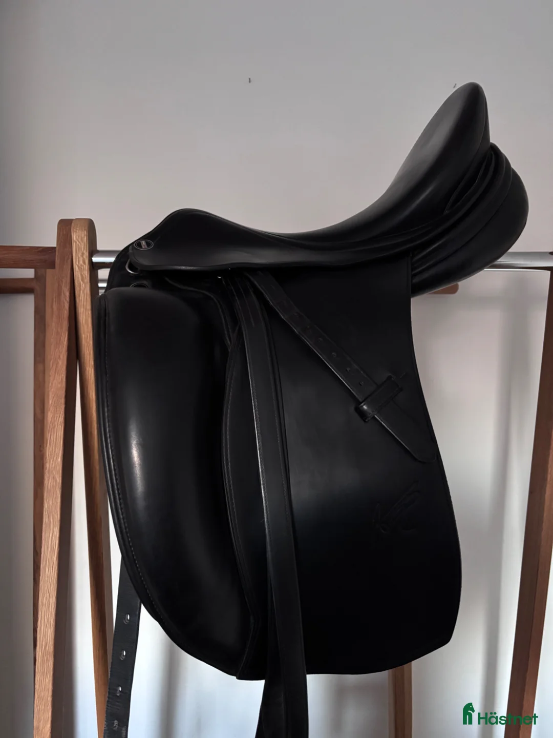 Sadlar hästutrustning till salu: Mycket fin ErrePlus dressyrsadel i Värnamo - Annons 1