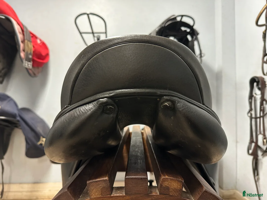 Sadlar hästutrustning till salu: Lippo Azzario 17,5 i Trollhättan - Annons 3