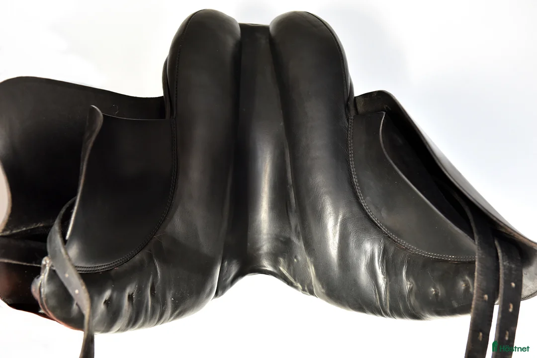 Sadlar hästutrustning till salu:   Stübben Rex dressyr, 16 tum, bomvidd XW i Varberg - Annons 4