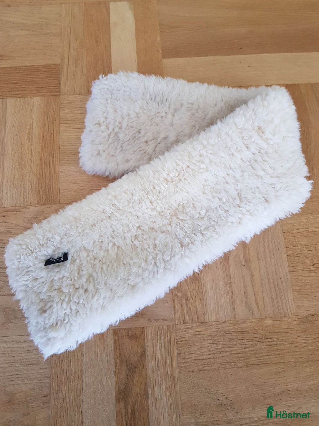 Sadeltillbehör hästutrustning till salu: Fårskinnsludd i Mölndal - Annons 1