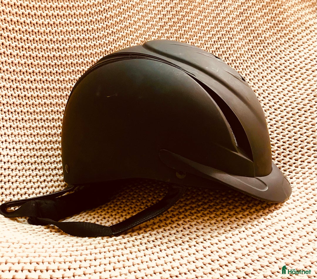 Hjälmar ryttarutrustning till salu: Hjälm Nyskick i Landskrona - Annons 2