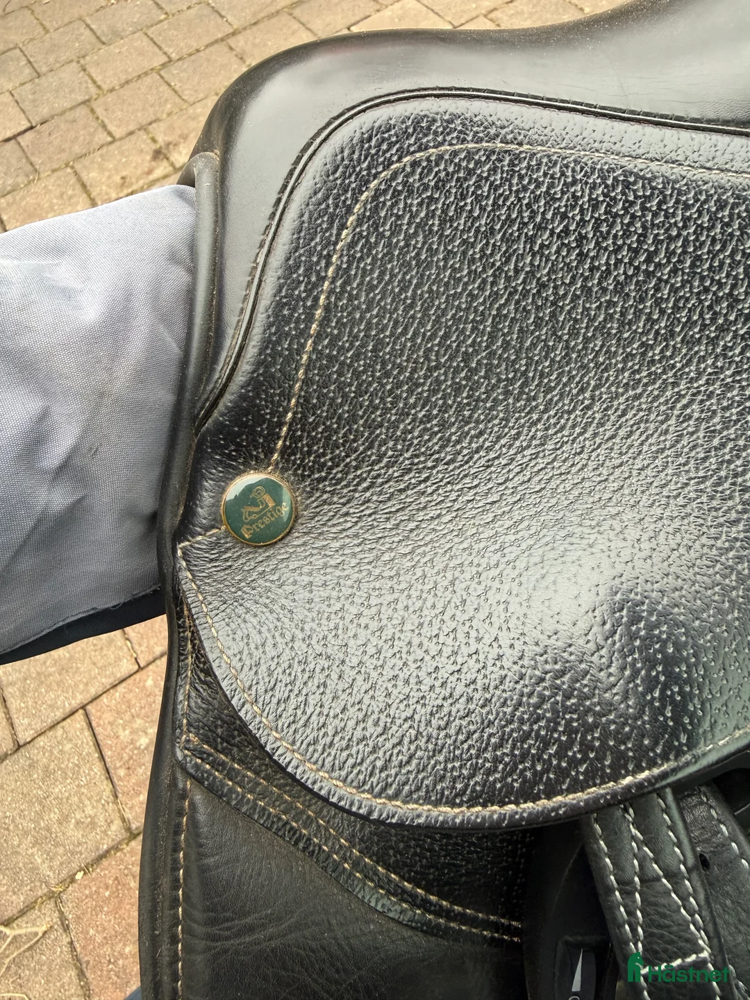 Sadlar hästutrustning till salu: Prestige Versailles hoppsadel 17”  - Annons 2