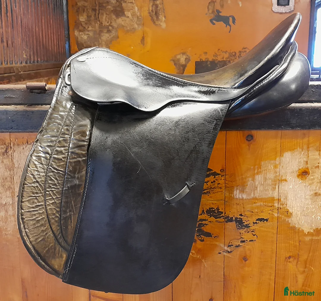 Sadlar hästutrustning till salu: Äldre vid Hubertus 17 tum sadel hela stroppar i Gammelstad - Annons 10