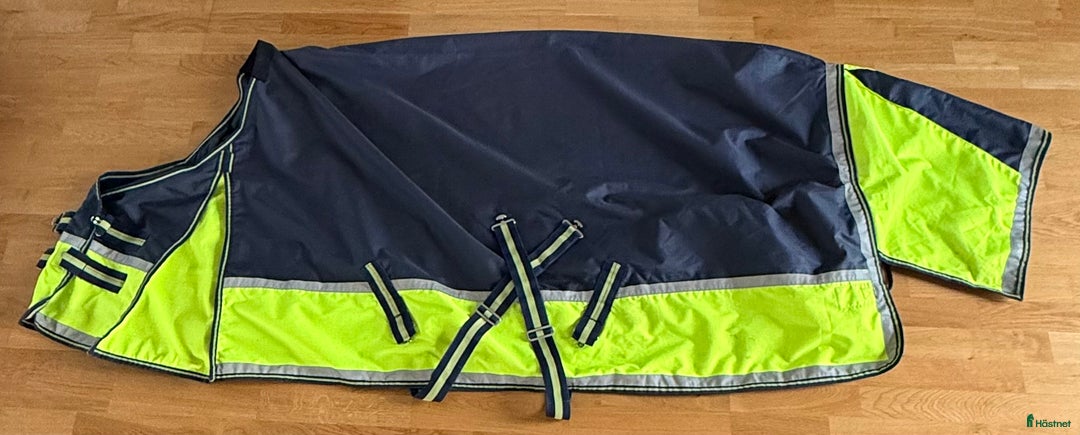 Övrig Hästutrustning hästutrustning till salu: Regntäcken, vinterdäcken, flugtäcke, grimma, mm i Vikingstad - Annons 1