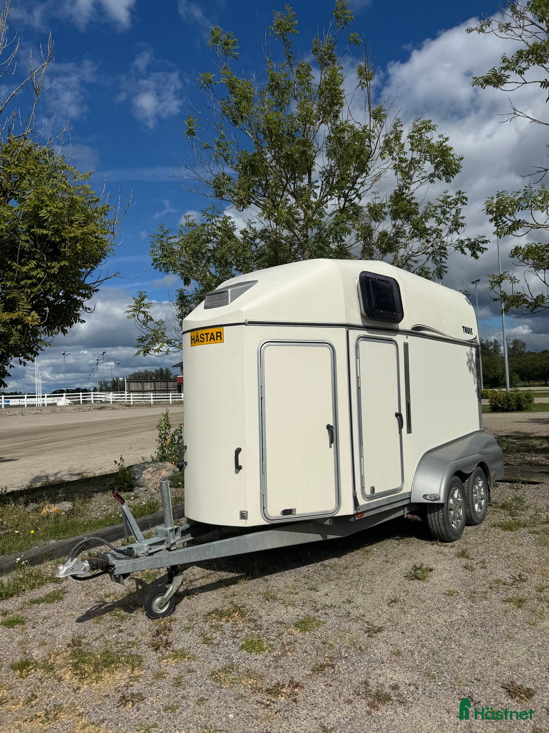 Hästtransporter  fordon & transport till salu: Välskött Thule Excellent med sulkyfästen!  i Eskilstuna - Annons 1