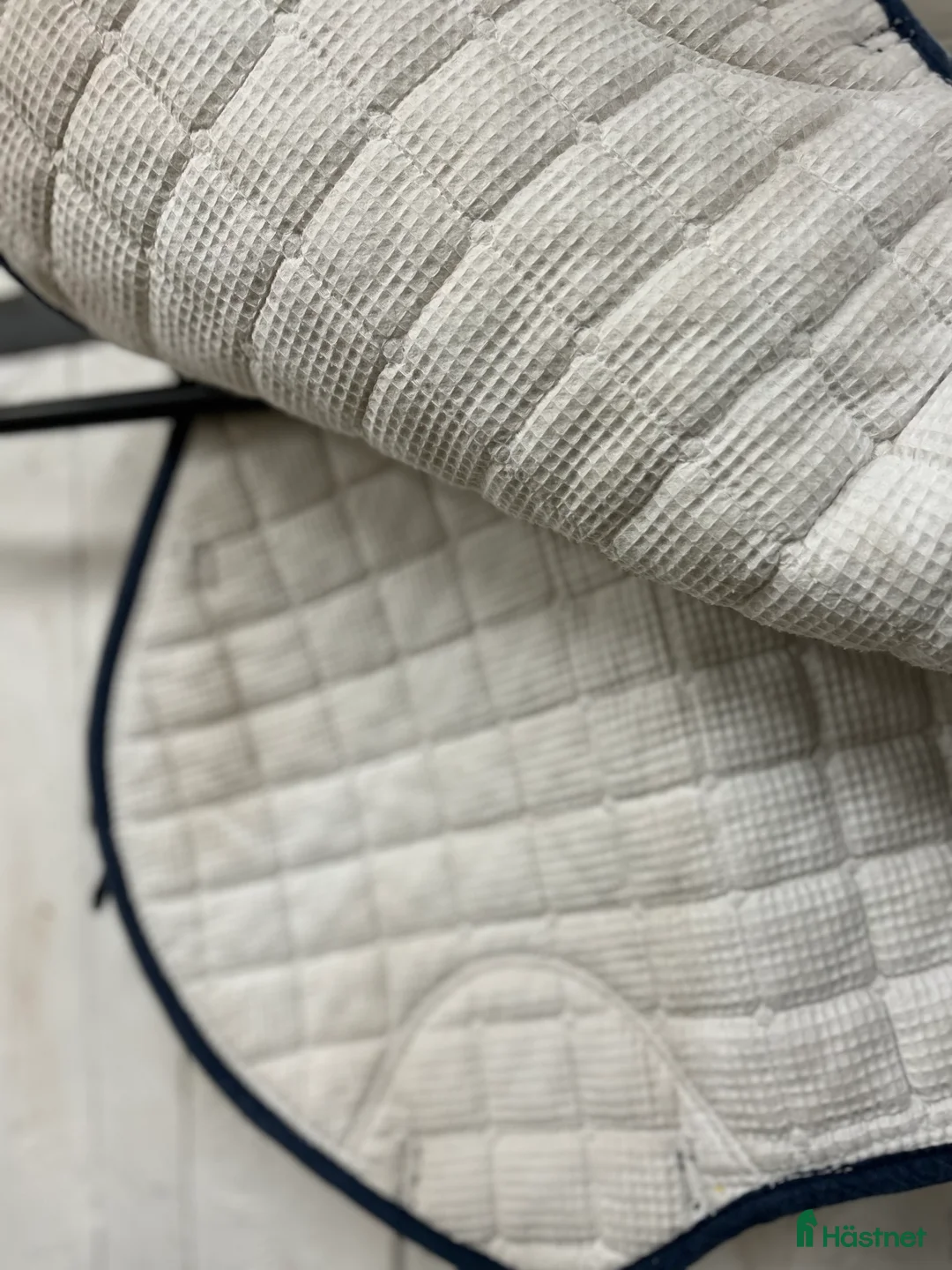 Schabrak & Vojlockar hästutrustning till salu: Vitt trinity tävlingsschabrak - Annons 3