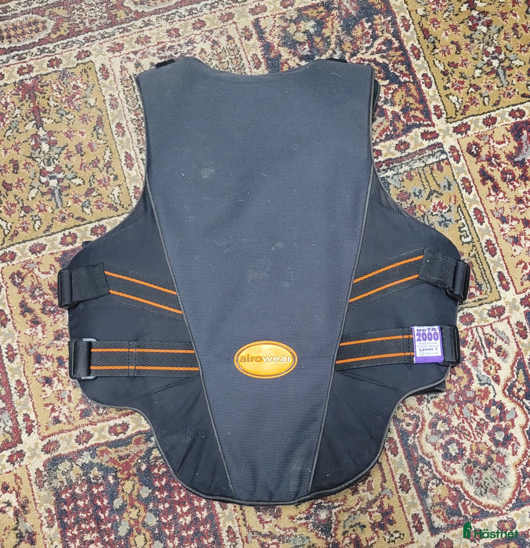 Säkerhetsvästar ryttarutrustning till salu: Säkerhetsväst 4st Airowear mfl i Norrtälje - Annons 3