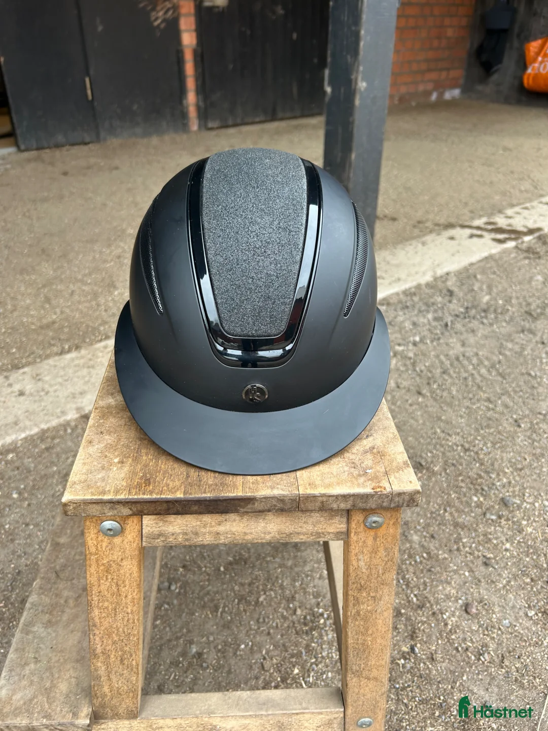 Hjälmar ryttarutrustning till salu: Super fin hjälm i nyskick!  - Annons 1