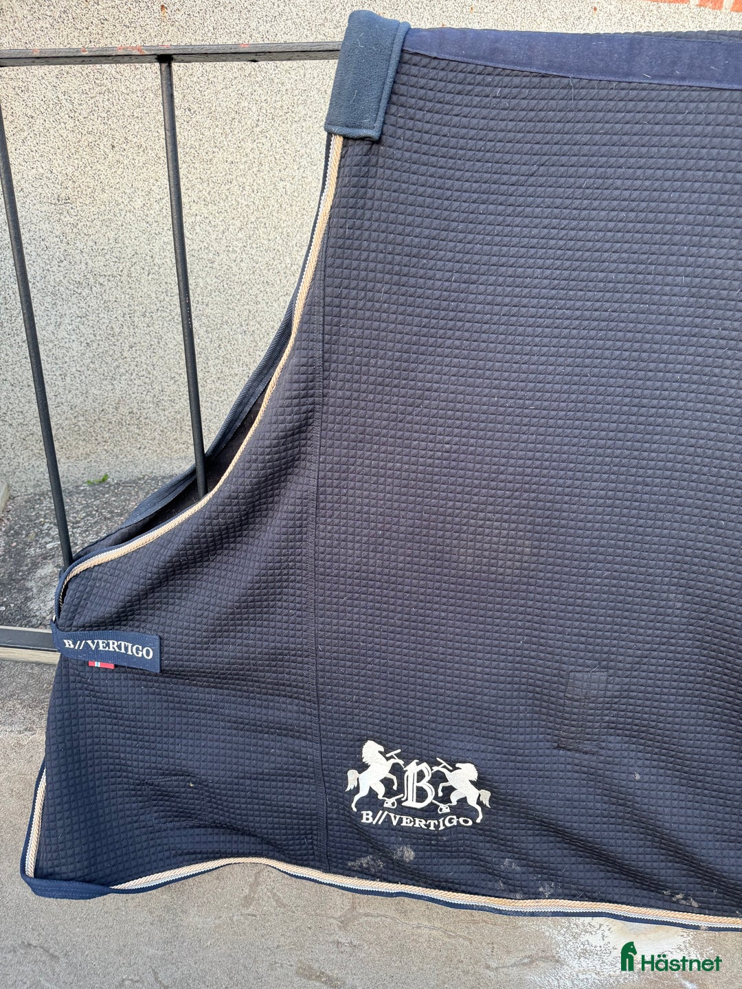 Täcken hästutrustning till salu: B Vertigo stalltäcke, 145 cm i Sandviken - Annons 2