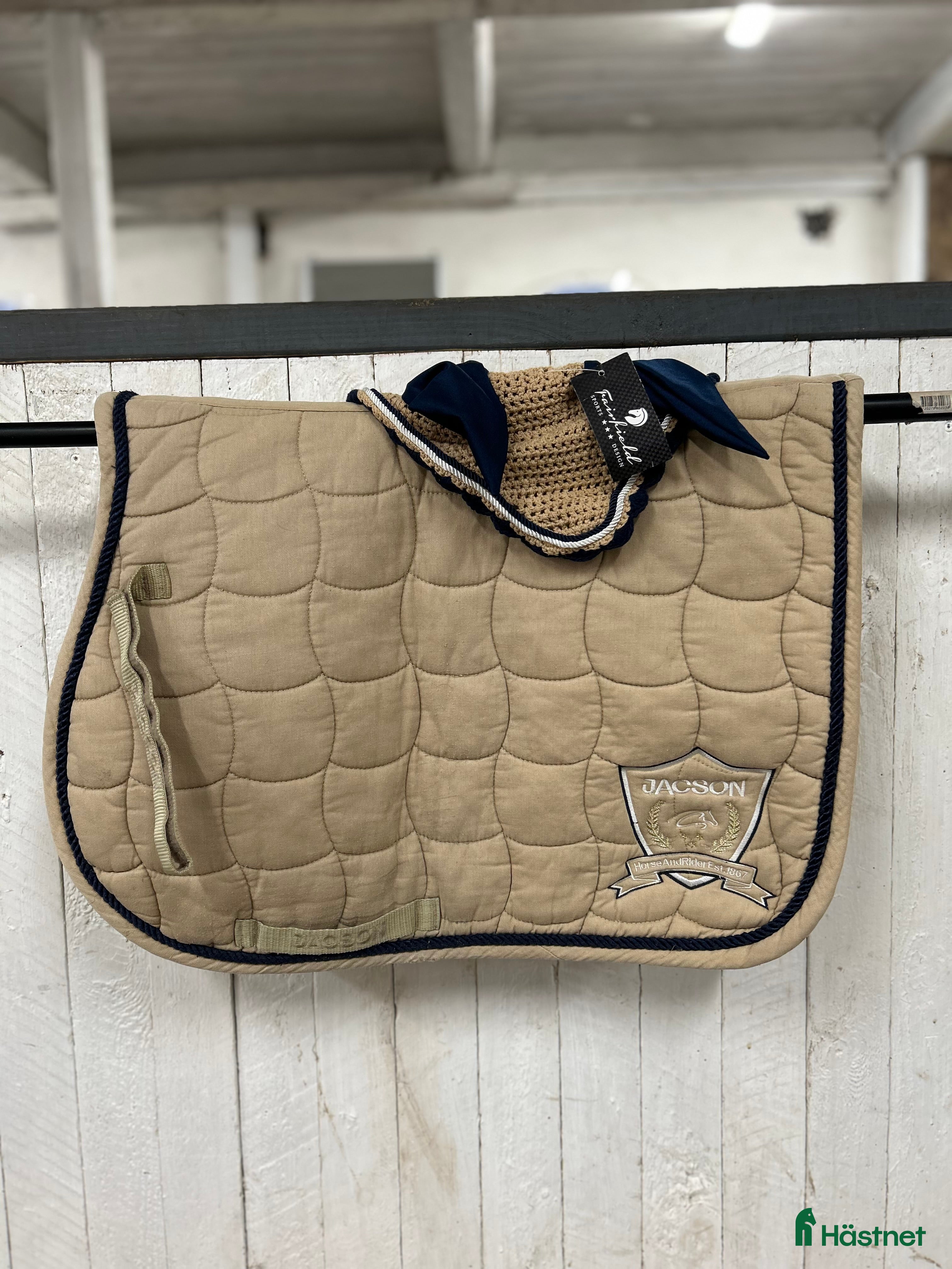 Schabrak & Vojlockar hästutrustning till salu: Matchande beiget sett Jacson fairfield i Trelleborg - Annons 4