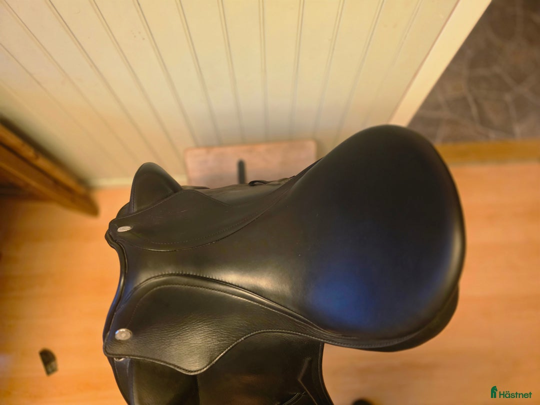 Sadlar hästutrustning till salu: Världens skönaste sadel i Vega - Annons 2